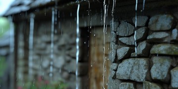 下雨漏水，真的要找物业吗？