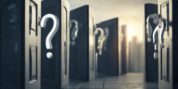 物业锁门强行搬家违法吗？