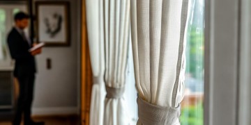 窗帘维修物业负责吗？